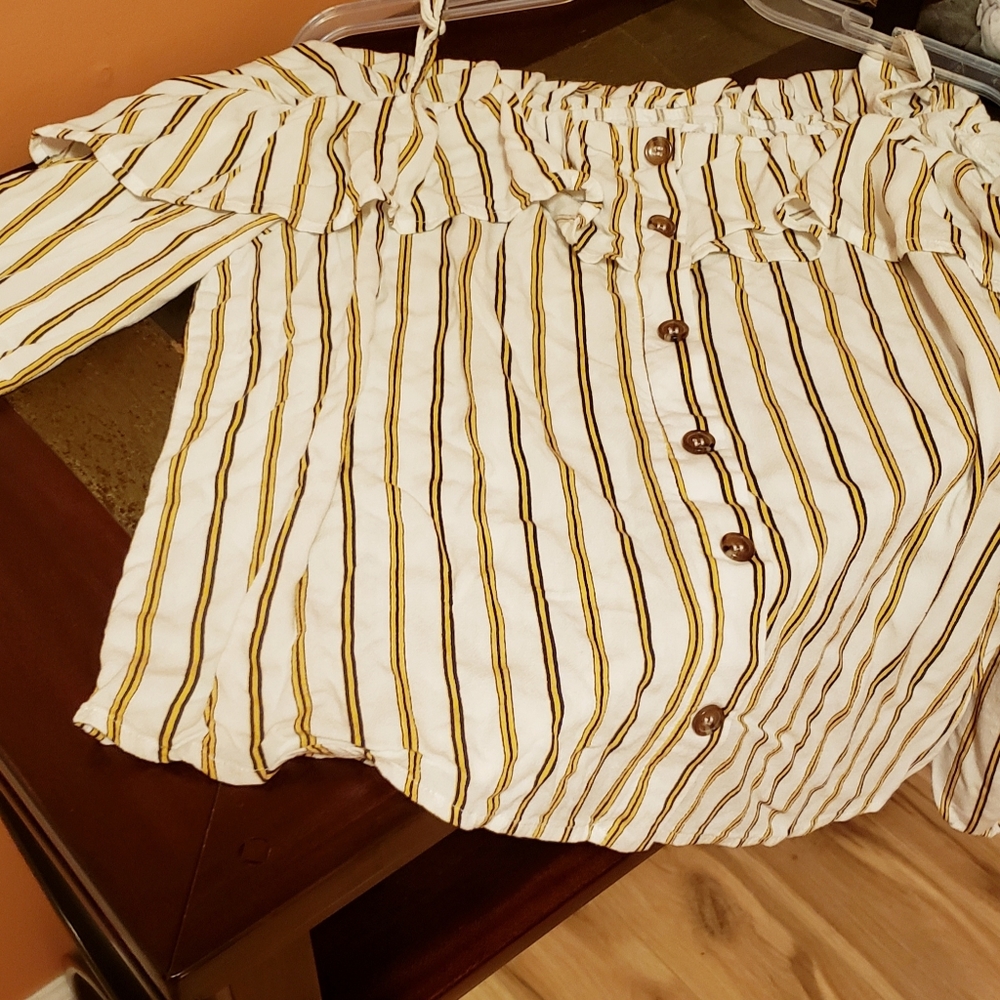 Maurices Cold Shoulder Top EUC Size Xlarge